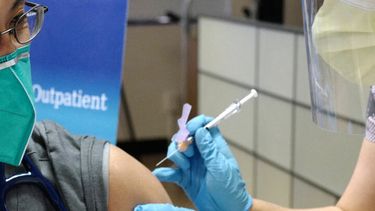 Een foto van een Amerikaan die het vaccin tegen corona krijgt toegediend