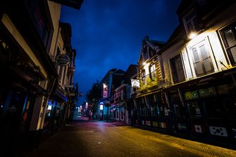 Een foto van lege straten, zoals het eruit zou zien bij een avondklok