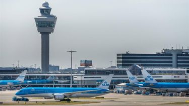 SCHIPHOL - Overzicht van de luchthaven met op de voorgrond parkeren op P3, langparkeren, op luchthaven Schiphol. ANP XTRA LEX VAN LIESHOUT