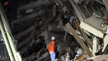 A rescuer looks at the rubble of a collapsed building following an earthquake in Caracas on June 24, 2026. Two earthquakes of magnitude 7.2 and 7.5 struck the same area of Venezuela on the evening of June 24, causing buildings to collapse, according to the United States Geological Survey (USGS) and AFP journalists. The quakes drove residents of the capital, Caracas, into the streets.
Federico PARRA / AFP