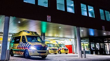 Op deze foto zie je ziekenhuismedewerkers maken een coronapatiënt gereed voor herplaatsing vanuit het TweeSteden Ziekenhuis in Tilburg.