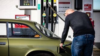 LOMMEL - Nederlandse automobilisten bij een tankstation net over de Belgische grens. De prijzen voor diesel en benzine zijn in Nederland flink gestegen door de oorlog in het Midden-Oosten. In de buurlanden liggen de prijzen lager. ROB ENGELAAR / ANP