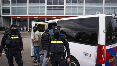 ARNHEM - Bij de GelreDome worden mensen aangehouden voorafgaand aan het optreden van de Amerikaanse rapper Ye. Het is de eerste keer dat Ye in Europa optreedt sinds 2014 en zijn eerste optreden in Nederland sinds 2013. JEROEN JUMELET / ANP