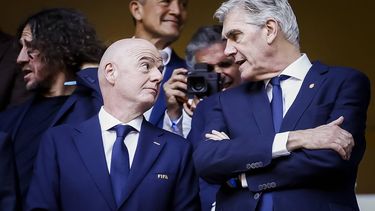 MONTERREY - Bondsvoorzitter KNVB Frank Paauw in gesprek met president FIFA Gianni Infantino tijdens de FIFA-wereldkampioenschap voetbal 2026 knock-outfase wedstrijd tussen Nederland en Marokko in het Monterrey Stadion op 29 juni 2026 in Monterrey, Mexico. KOEN VAN WEEL / ANP