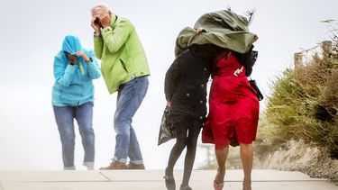 Code Oranje: storm Ciara trekt 'ongekend snel' naar Nederland