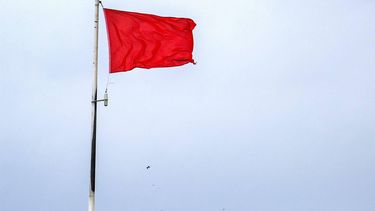 WIJK AAN ZEE - Een rode vlag aan de kust van Wijk aan Zee. Storm Ciaran is de tweede herfststorm van dit jaar. ANP RAMON VAN FLYMEN