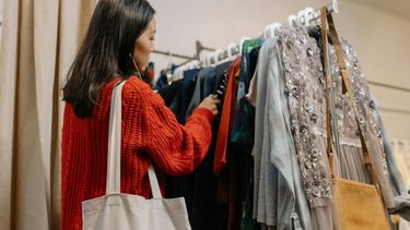 Steeds meer tweedehands kledingwinkels: ‘Vintage is fris en trendy’