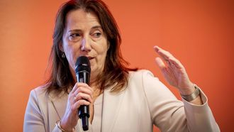 UTRECHT - Mirjam van Velthuizen (CFO) van ProRail tijdens de presentatie van het jaarverslag van de spoorinfrastructuurbeheerder. De dienstregeling en punctualiteit van het treinverkeer staan onder druk doordat vaker onderhoud aan het spoor nodig is en personeel schaars is, waarschuwde ProRail eerder dit jaar. ANP ROBIN VAN LONKHUIJSEN