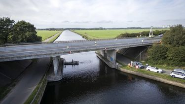 NIJKERK - Dronefoto van de Hardenbergerbrug bij Nijkerk waar de A28 overheen loopt, is in beide richtingen afgesloten. Rijkswaterstaat kan nog niks zeggen over wat er precies aan de hand is en hoelang de brug dicht moet blijven. JEROEN JUMELET / ANP
