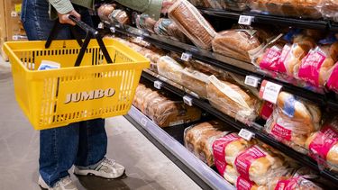 VEGHEL - Een vrouw doet boodschappen in een Jumbo Foodmarkt. ANP SEM VAN DER WAL