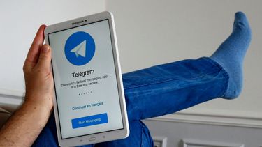 Een foto van een tablet met Telegram