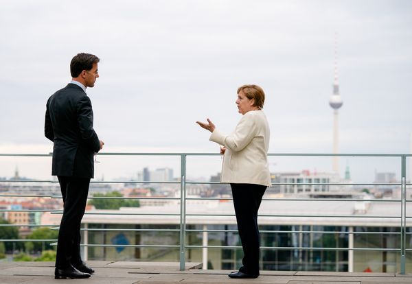 Een foto van Mark Rutte op coronabezoek bij Angela Merkel