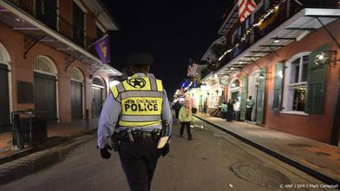 epa03559363 A New Orleans Police Officer patrols along Bourbon Street in the French Quarter of New Orleans, Louisiana, USA, 27 January 2013. Super Bowl XLVII between the Baltimore Ravens and the San Francisco 49ers will be played 03 February 2013.  EPA/MATT CAMPBELL