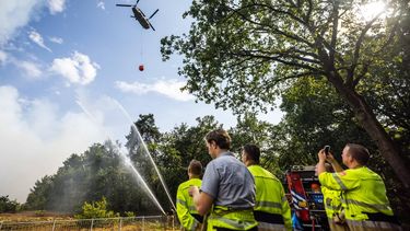OOSTRUM - Een blushelikopter van Defensie is opgeroepen bij de bestrijding van een zeer grote brand in natuurgebied De Rosmolen. Door droge omstandigheden kon het vuur zich snel uitbreiden. ROB ENGELAAR / ANP