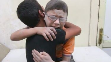 Schrijnend: Syrische broertjes rouwen om dode broer