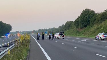 Op de A73 raakten afgelopen nacht 3 agenten gewond