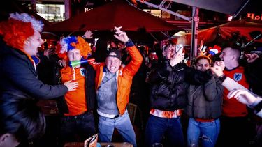 ROTTERDAM - Supporters vieren feest op het stadhuisplein na de de EK-kwartfinale tussen Nederland en Turkije. ANP ROBIN UTRECHT