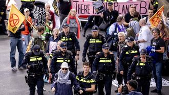 DEN HAAG - Klimaatdemonstranten van Extinction Rebellion tijdens een blokkade van de snelweg A12. De actiegroep roept op om de klimaatmars niet opnieuw te negeren, en waarschuwt na de catastrofale droogte van afgelopen zomer voor nóg meer klimaatrampen. ROBIN VAN LONKHUIJSEN / ANP