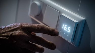 ILLUSTRATIE - Een thermostaat in een woning wordt lager gezet. De Europese prijzen voor aardgas en stroom stijgen naar recordhoogtes. ANP ROB ENGELAAR