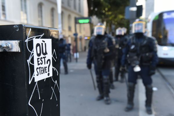 Rellen in Nantes na dood festivalganger