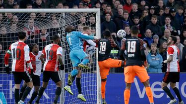 Feyenoord stort PSV in nog grotere crisis