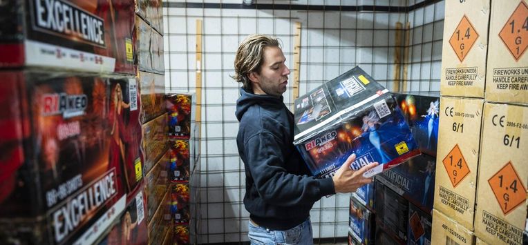 ILLUSTRATIEF - Een vuurwerkverkoper laat het vuurwerk in zijn vuurwerkopslag zien. Het loopt storm bij vuurwerkverkopers. Ze openen hun webwinkels eerder en draaien meer omzet. Dat lijkt alles te maken te hebben met het naderende vuurwerkverbod. ANP LINA SELG
