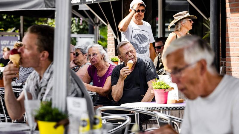 GARDEREN - Bezoekers eten een ijsje bij een ijssalon in Garderen op de Veluwe. De zon schijnt flink in Nederland en zorgt voor zomerweer met hoge temperaturen. ANP ROB ENGELAAR