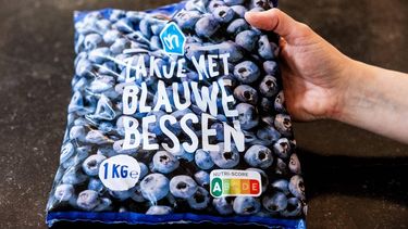 ILLUSTRATIE - Een zak met blauwe bessen in de vriezer. Het diepvriesproduct is mogelijk besmet met hepatitis A en het eten van de bessen kan gezondheidsklachten veroorzaken. Het gaat om AH Zakje met blauwe bessen van een kilo (diepvries) met de THT-datum 14-4-2026. ANP JEFFREY GROENEWEG