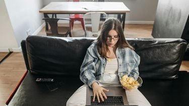 Waarom stress je eetgedrag beïnvloedt (en hoe je die cirkel doorbreekt)