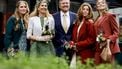 Prinses Amalia, Koningin Maxima, Koning Willem-Alexander, Prinses Alexia en Prinses Ariane tijdens Koningsdag in Emmen.
