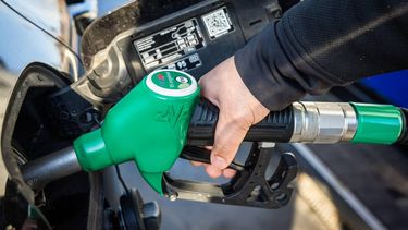 DELFT - Automobilisten staan in de rij bij een tankstation nadat de olieprijs opnieuw fors is gestegen. Automobilisten kunnen de hogere olieprijzen aan de pomp gaan merken. Volgens consumentenorganisatie UnitedConsumers zijn de adviesprijzen van de grote oliemaatschappijen aan het stijgen. LAURENS VAN PUTTEN / ANP