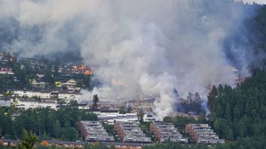 epa13117893 Smoke and flames rise from a huge fire that has spread from terraced houses by the Krokstadelva in Drammen, Norway, 17 July 2026. According to the police, over 100 houses were destroyed in a fire that spread to the surrounding area. Firefighters and emergency services are still trying to extinguish the fire.  EPA/THOMAS FURE  NORWAY OUT