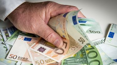 Bijna één op de drie Nederlanders ervaart fysieke klachten door geldstress