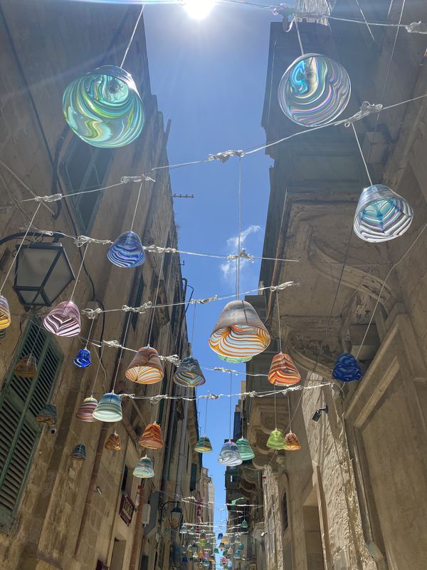 Op deze foto zie je een prachtige sfeervol straatje in Valletta