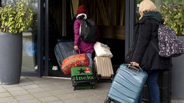 DEN BOSCH - Asielzoekers komen aan bij een tijdelijk asielzoekerscentrum in een voormalig hotel. Omwonenden spanden een kort geding aan tegen de tijdelijke opvang, omdat zij vreesden voor hun veiligheid. De bestuursrechter heeft bepaald dat het asielzoekerscentrum er toch mocht komen. ANP SANDER KONING