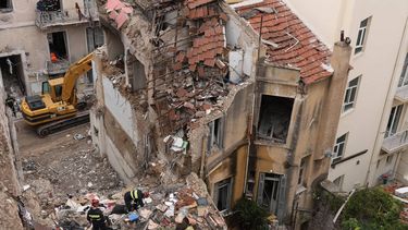 epa13264053 Firefighters and members of the Hellenic Fire Service's Special Disaster Response Unit (EMAK) search the rubble of a building following an explosion on Lysikratous Street in Athens, Greece, 26 September 2026. A woman was recovered from the rubble as search and rescue operations continue for people reported missing after the collapse.  EPA/GEORGE VITSARAS