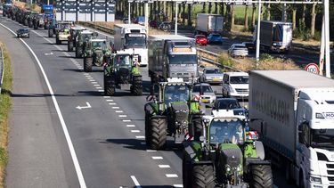 WAARDENBURG - Boeren rijden over de A2 naar Den Bosch. Daar vindt een groot protest plaats bij het Brabantse provinciehuis, waar een vergadering is over het intrekken van de stikstofvergunningen van vijf pluimveehouders rond kwetsbare natuur. JEROEN JUMELET / ANP