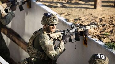 HARSKAMP - Militairen in actie tijdens een demonstratie op de vernieuwde gevechtsbaan op het Infanterie Schietkamp (ISK). De trainingslocatie is grondig gemoderniseerd. ANP JEROEN JUMELET