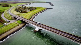 COLIJNSPLAAT - Dronefoto. Autoverkeer rijdt over de Zeelandbrug, die weer geopend is na onderhoudswerk. Tijdens het werk is het beweegbare deel van de verbinding, de basculebrug, aangepakt. In het staal zaten scheurtjes, mede veroorzaakt door zwaar verkeer dat er dagelijks over rijdt. ROBIN UTRECHT / ANP