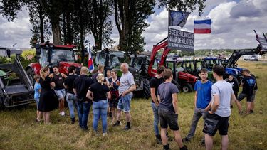 GORINCHEM - Een boerenprotest langs de A27 tegen de stikstofmaatregelen van het kabinet. Direct na de presentatie van het stikstofbeleid in juni riepen verschillende boerenactiegroepen al op tot actie. ROBIN VAN LONKHUIJSEN / ANP