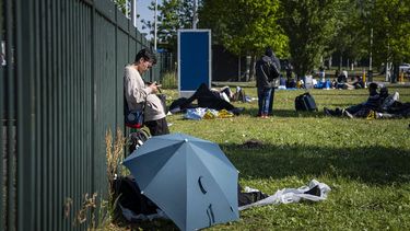 TER APEL - Rode Kruis deelt water en eten uit. Asielzoekers bij het aanmeldcentrum. De opvanglocatie van het aanmeldcentrum is overvol, waardoor tientallen asielzoekers overnachten in nabijgelegen gemeenten. JASPAR MOULIJN / ANP