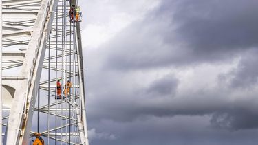 SLEEUWIJK - De Merwedebrug wordt verstevigd met tape om roestvorming tegen te gaan. De Merwedebrug is de eerste plek waar de methode van verstevigen met kabeltape wordt toegepast in Nederland. ANP FREEK VAN DEN BERGH