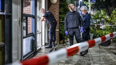 ROTTERDAM - Politieagenten bij een woning in de Grasstraat in Rotterdam-West nadat er voor de tweede achtereenvolgende nacht een explosief is afgegaan. ANP MEDIA TV
