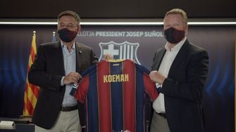 Een foto van Ronald Koeman met het shirt van Barcelona