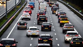 BEST - Files rondom om knooppunt Ekkersweijer na een ongeluk met een asfalteringsmachine. Rijkswaterstaat riep weggebruikers die van Eindhoven richting Den Bosch moesten op om hun reis uit te stellen tot na de ochtendspits. Door het ongeluk was de A2 richting Den Bosch was bij knooppunt Ekkersweijer dicht. ANP ROB ENGELAAR