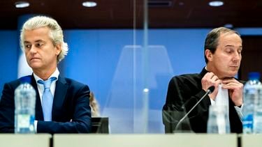 Een foto van Geer Wilders en advocaat Geert-Jan Knoops die door plexiglas gescheiden worden