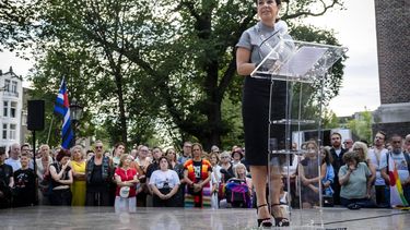 AMSTERDAM - De Amsterdamse burgemeester Femke Halsema spreekt tijdens een herdenking bij het Homomonument voor de slachtoffers van de aanslag in Berlijn, waar een man met een voertuig inreed op mensen bij de Pride. Er viel een dode en tientallen mensen raakten gewond. REMKO DE WAAL / ANP
