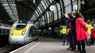 De aankomst van de eerste Eurostar vanuit London op Amsterdam Centraal. Trein tussen Amsterdam en Londen rijdt half jaar niet