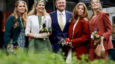 Prinses Amalia, Koningin Maxima, Koning Willem-Alexander, Prinses Alexia en Prinses Ariane tijdens Koningsdag in Emmen.