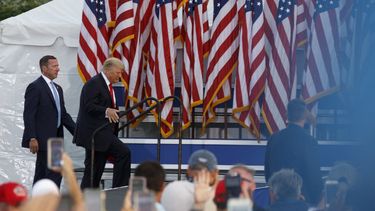 Trump valt immigratiebeleid Biden aan: 'Joe vernietigt onze natie'
